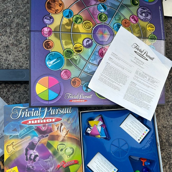 Trivial Pursuit Junior Game - 5th Edition Family Trivia Board Game For Kids